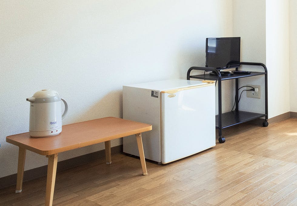 テレビ、冷蔵庫、ポットは部屋に備え付けられています。