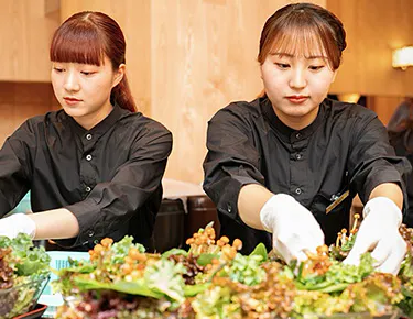 しゃぶしゃぶ店『しゃぶしゃぶつかだ』のホールスタッフ