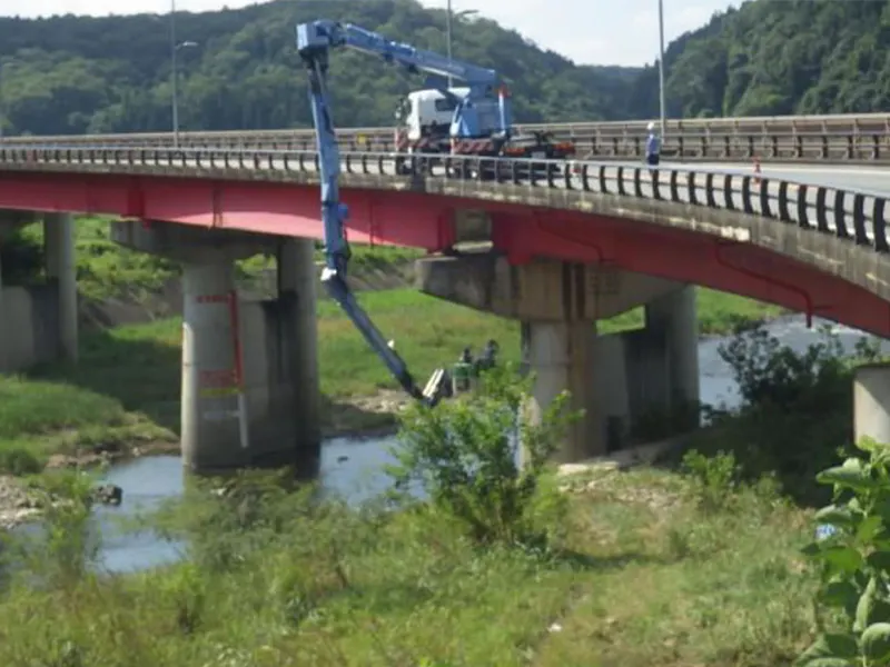 橋梁点検車による点検状況