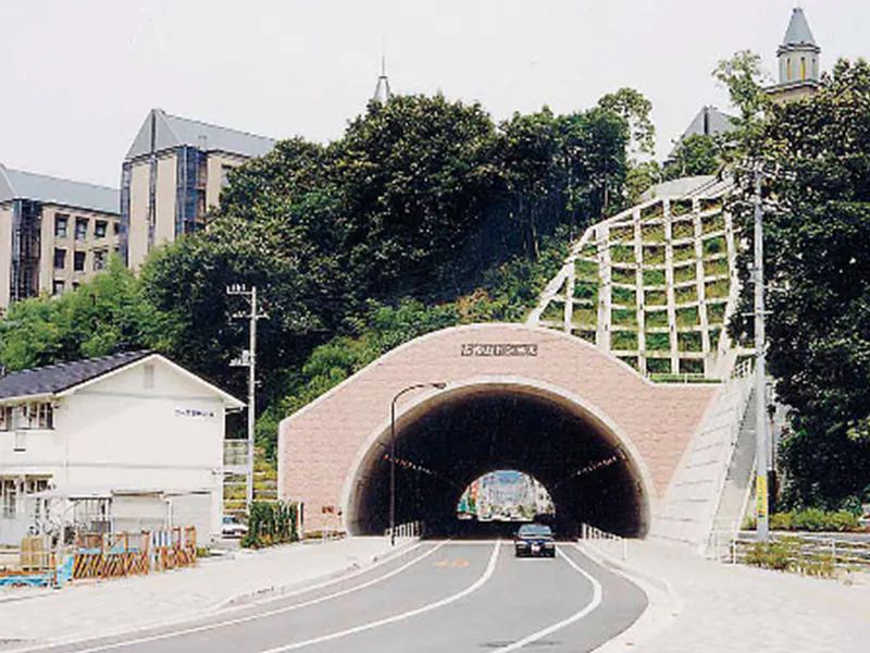低土被り大断面トンネル(広島県内)