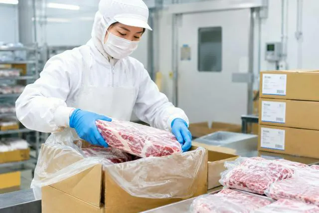 新工場での食品加工