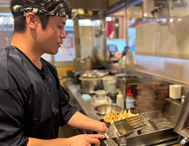 居酒屋『肉汁餃子のダンダダン』の店舗スタッフ